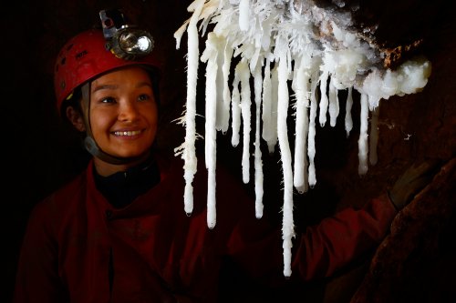 Grotte de Pousselières (Hérault) - Jeune femme derrière un bouquet de fistuleuses d'aragonite blanches(SP-13-1499)